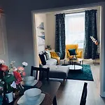 Stylish, Spacious & Luxurious Home - Parking